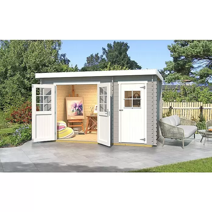 Weka Gartenhaus 254 - Außenmaß inkl. Dachüberstand (B x T): 390 x 244,9 cm, Holz, Hellgrau/ Weiß - Graues Gartenatelier aus Holz mit offenen weißen Türen, das eine Künstlerleinwand und Zubehör zeigt, auf einer Terrasse im sonnigen Garten.
