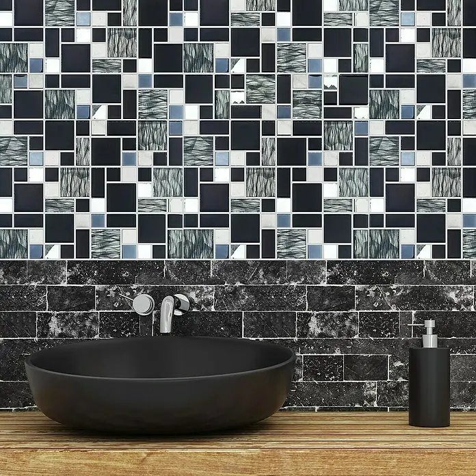 Mosaikfliese Crystal Mix XCM MC689 - 30 x 30 cm, Schwarz, Glänzend - Nahaufnahme einer modernen schwarzen Waschbeckenarmatur mit Seifenspender und auffälligem Fliesenmuster für ein stilvolles Badezimmer.