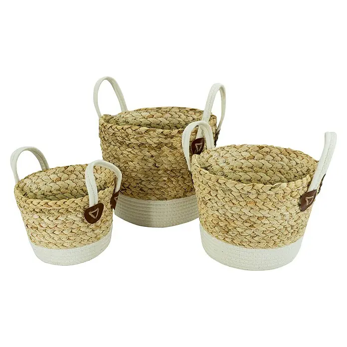 Korb Grasgeflecht - Natur/Weiß, Ø x H: 21 x 15,5 cm - Drei runde Aufbewahrungskörbe mit weißen Griffen und Akzenten. Diese Körbe sind aus natürlichen Materialien geflochten und bieten stilvollen Stauraum.