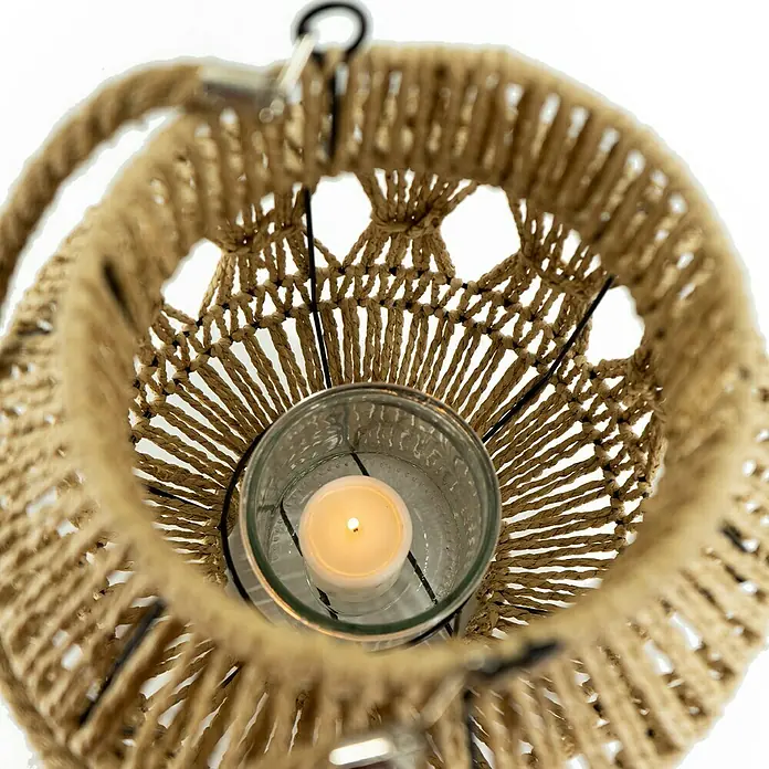 Windlicht Papiergeflecht - Ø x H: 22 x 31 cm, Natur - Nahaufnahme einer runden Laterne mit Jute-Umwicklung, mit einem brennenden Teelichtglas darin.