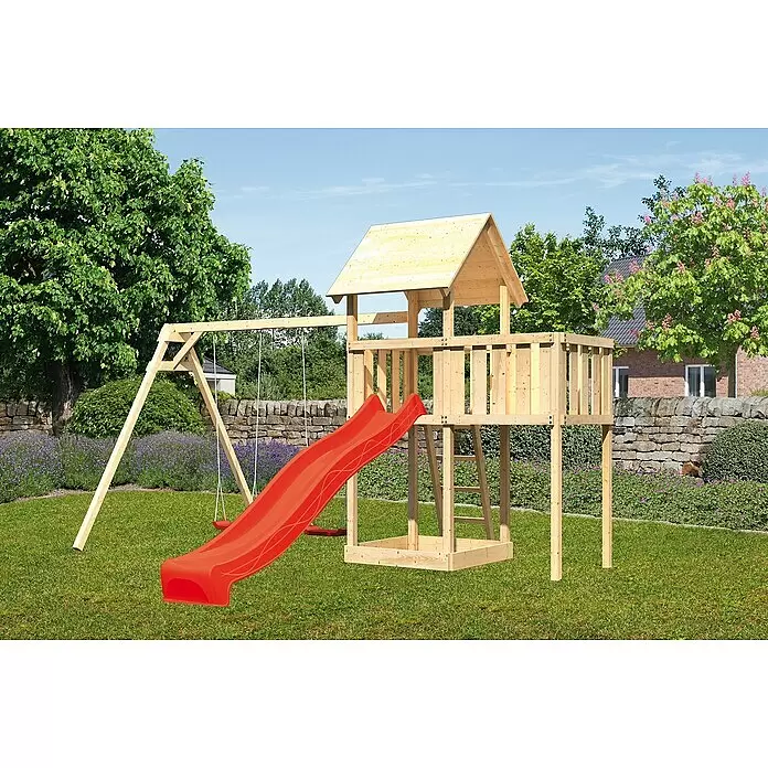 Karibu Kinderspielturm Lotti Set 28 - L x B x H: 264 x 454 x 291 cm, Natur/Rot - Spielturm aus Holz mit roter Rutsche und Schaukeln in einem grünen Garten.
