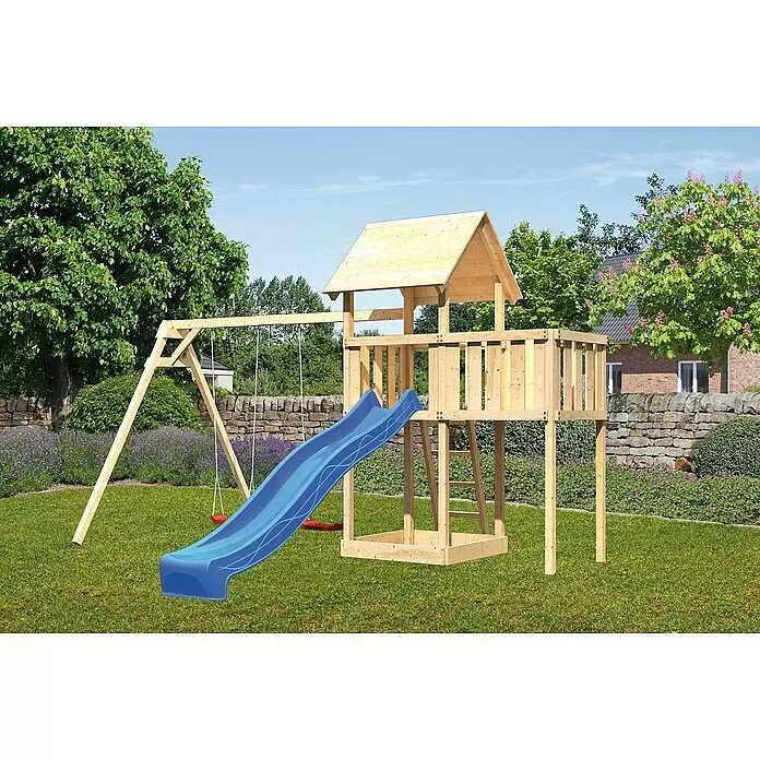 Karibu Kinderspielturm Lotti Set 27 - L x B x H: 264 x 454 x 291 cm, Natur/Blau - Hölzernes Spielgerüst mit blauer Rutsche und roten Schaukeln in einem sonnigen Garten.