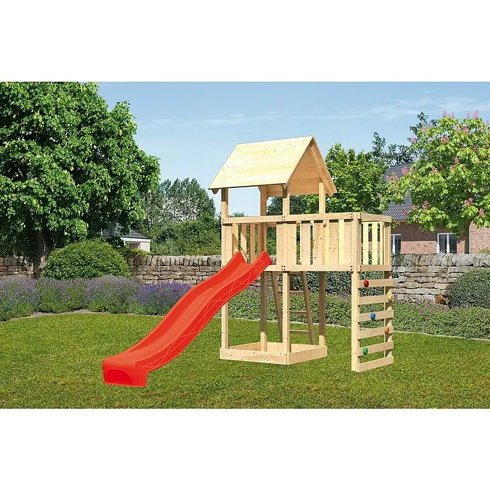 Karibu Kinderspielturm Lotti Set 42 - L x B x H: 107 x 214 x 291 cm, Natur/Rot - Bild eines hölzernen Kinderspielhauses mit Rutsche und Kletterwand im Garten.