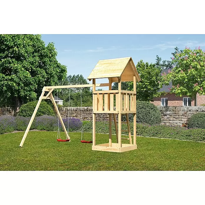 Karibu Kinderspielturm Lotti Set 4 - L x B x H: 264 x 347 x 291 cm, Natur - Hölzerner Outdoor-Spielplatz mit Spielturm, Dach und einer Schaukel mit zwei roten Sitzen.