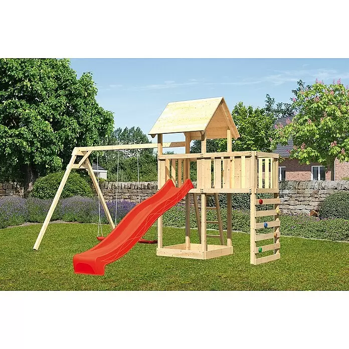 Karibu Kinderspielturm Lotti Set 52 - L x B x H: 264 x 454 x 291 cm, Natur/Rot - Hölzernes Kinderspielhaus mit roter Rutsche, Schaukeln und Kletterwand in einem sonnigen Garten.