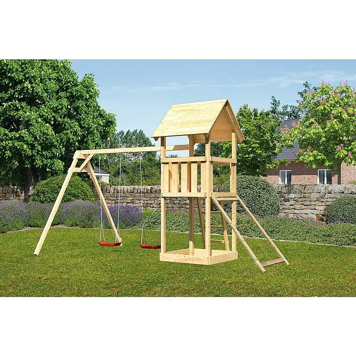 Karibu Kinderspielturm Lotti Set 21 - L x B x H: 264 x 347 x 291 cm, Natur - Eine hölzerne Schaukel mit Turm und Rutsche steht im Garten. Das Spielgerät ist aus hellem Holz und bietet Kindern viel Spaß.