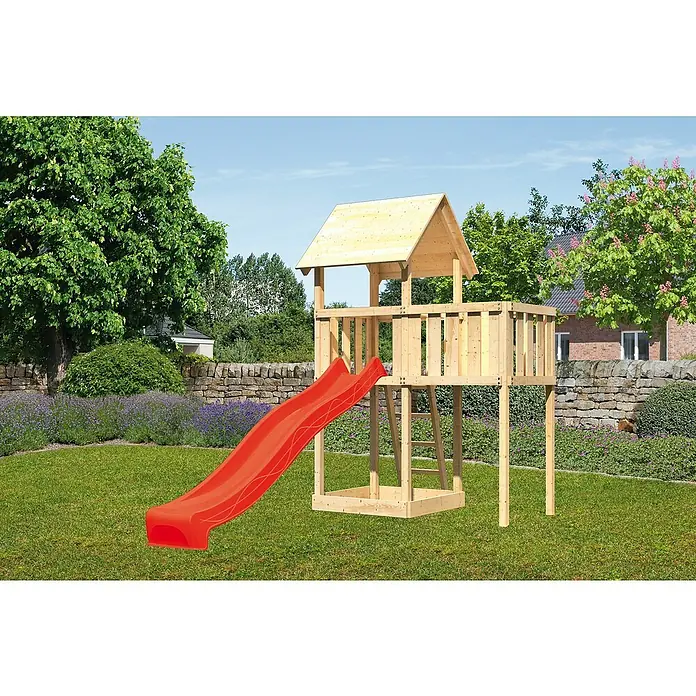 Karibu Kinderspielturm Lotti Set 14 - L x B x H: 107 x 214 x 291 cm, Natur/Rot - Ein hölzerner Spielturm mit roter Rutsche steht im Garten. Der Turm hat ein kleines Dach und eine Leiter zum Aufstieg.