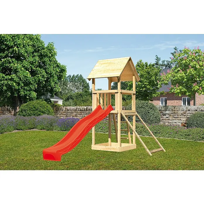 Karibu Kinderspielturm Lotti Set 16 - L x B x H: 107 x 107 x 291 cm, Natur/Rot - Ein freistehender Spielturm aus Holz mit roter Rutsche und Leiter steht auf einer grünen Rasenfläche im Garten.