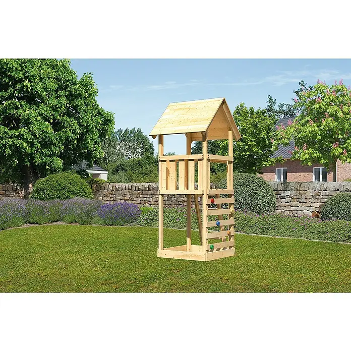 Karibu Kinderspielturm Lotti Set 8 - L x B x H: 107 x 107 x 291 cm, Natur - Ein zweistöckiges Spielhaus aus Holz mit Kletterwand im Garten. Das naturbelassene Holz fügt sich gut in die grüne Umgebung ein.