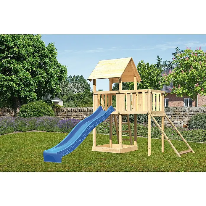 Karibu Kinderspielturm Lotti Set 39 - L x B x H: 107 x 214 x 291 cm, Natur/Blau - Holzspielturm mit blauer Rutsche im Garten. Der Turm hat ein Dach und eine Leiter zum Aufsteigen.