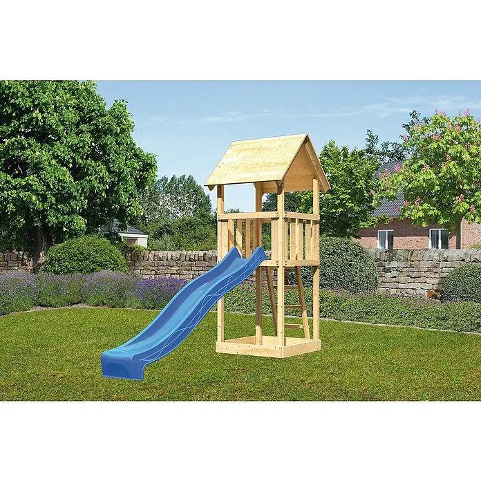 Karibu Kinderspielturm Lotti Set 2 - L x B x H: 107 x 107 x 291 cm, Natur/Blau - Aufnahme eines hölzernen Spielturms mit einer blauen Rutsche in einem Garten, perfekt für Outdoor-Spaß und Abenteuer für Kinder.