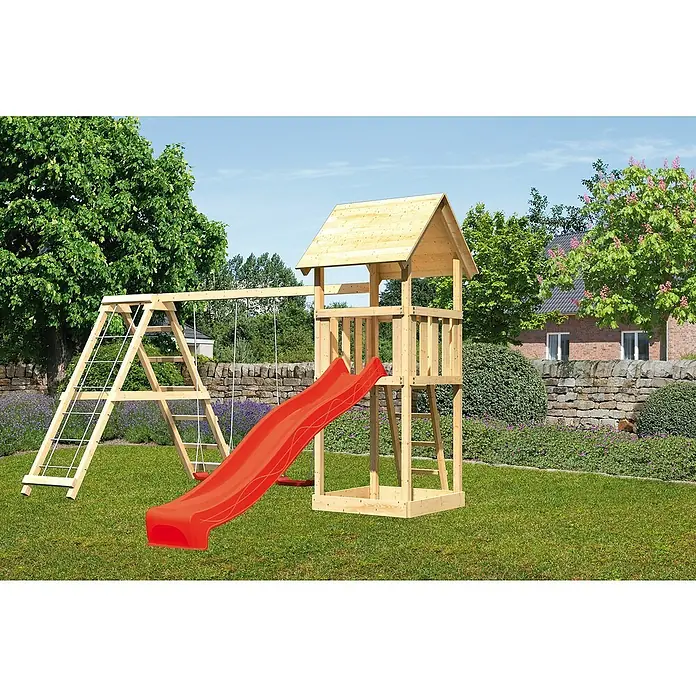 Karibu Kinderspielturm Lotti Set 12 - L x B x H: 264 x 415 x 291 cm, Natur/Rot - Ein hölzernes Spielgerät mit Rutsche und Schaukel steht auf einem grünen Rasen mit Bäumen im Hintergrund.