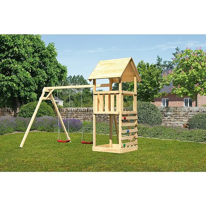 Karibu Kinderspielturm Lotti Set 23 - L x B x H: 264 x 347 x 291 cm, Natur - Ein naturbelassener Holzspielplatz mit Schaukel und Kletterturm steht im Garten. Ideal für Kinder zum Spielen und Toben im Freien.