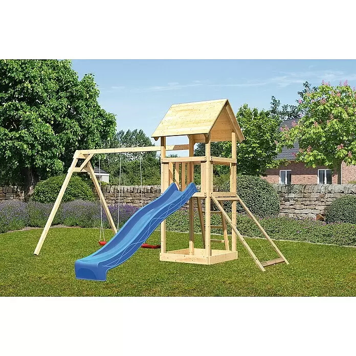 Karibu Kinderspielturm Lotti Set 31 - L x B x H: 264 x 347 x 291 cm, Natur/Blau - Hölzernes Spielgerät mit blauer Rutsche und roten Schaukeln in einem grünen Garten für Spielspaß im Freien.