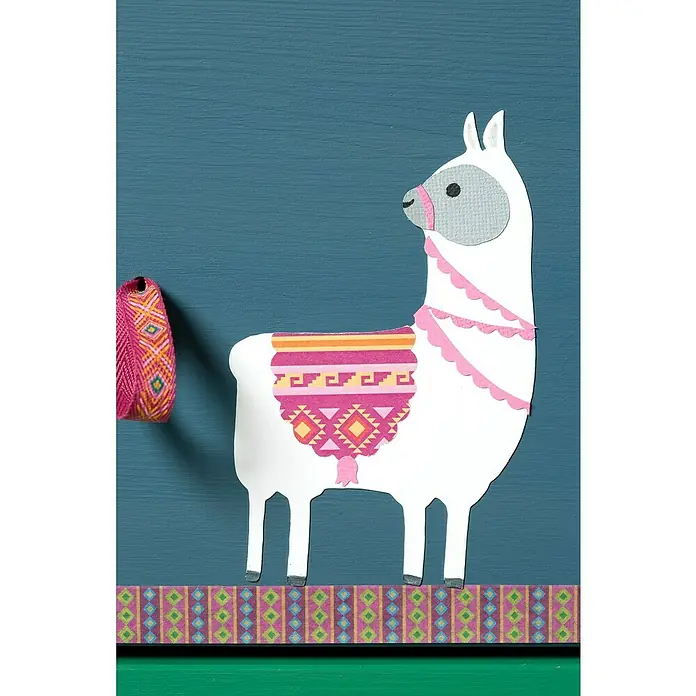 Artemio Set de tijeras Formas 2 - Metal, 5 x 12 cm - Decoración de llama sobre un fondo azul, adornada con una manta colorida y estampada. Perfecta para una habitación infantil o como detalle divertido.