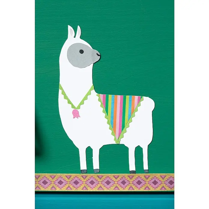 Artemio Set de tijeras Formas 2 - Metal, 5 x 12 cm - Una llama blanca con detalles coloridos sobre un fondo verde, una pieza de decoración encantadora y artesanal.