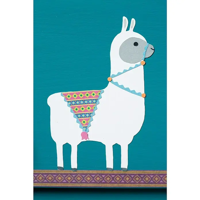 Artemio Set de tijeras Formas 2 - Metal, 5 x 12 cm - Obra de arte decorativa de pared de llama. La llama es blanca con una manta colorida y se encuentra sobre una tabla estampada contra un fondo turquesa.