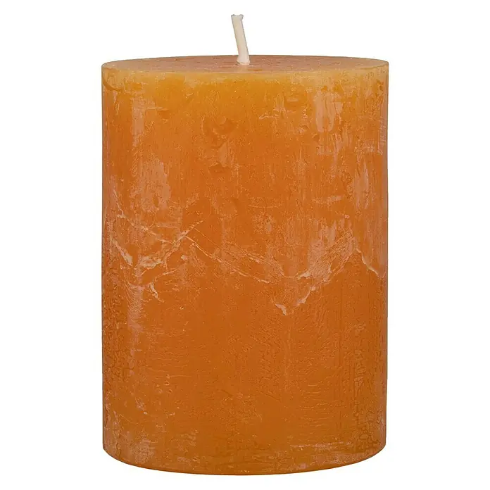 Stumpenkerze Rustic Safe - Ø x H: 7 x 8 cm, Safran - Nahaufnahme einer orangefarbenen Stumpenkerze mit einem Docht in der Mitte. Die Kerze hat eine raue, strukturierte Oberfläche.