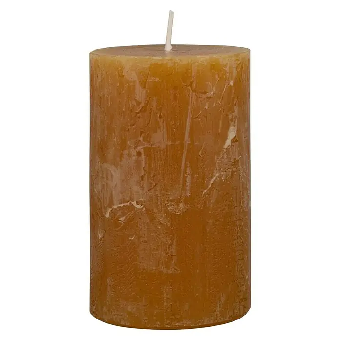 Stumpenkerze Rustic Safe - Ø x H: 6 x 11 cm, Natur - Nahaufnahme einer honigfarbenen Stumpenkerze mit einem weißen Docht vor einem schwarzen Hintergrund.
