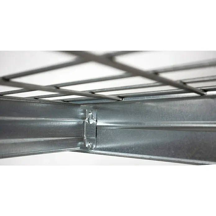 AR Shelving Schwerlastregal Rivet Wire - H x B x T: 180 x 120 x 45 cm, Traglast pro Boden: 225 kg, Anzahl Böden: 5 Stk., Stecken, Silber - Detailaufnahme einer Kabelrinne aus Metall, die an einer weißen Oberfläche befestigt ist. Metallkonstruktion zur Kabelführung und -organisation.