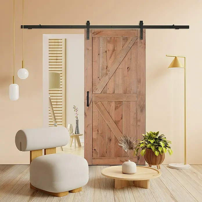 Puerta corredera de madera Grover - An x Al: 75 x 210 cm - Una rústica puerta de granero de madera con herrajes negros, que aporta calidez y carácter a una habitación.
