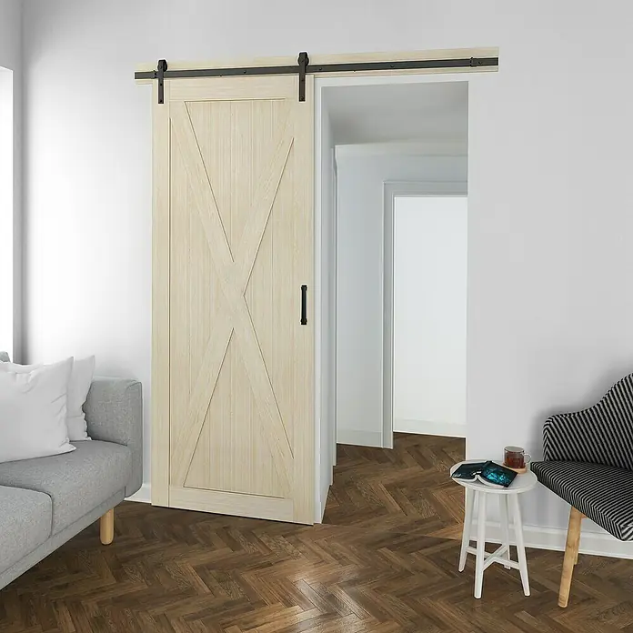 Puerta corredera de madera Cassidy - An x Al: 75 x 210 cm - Una puerta de granero de madera clara con un patrón en X llamativo cuelga de una vía negra, un acento moderno para cualquier habitación.