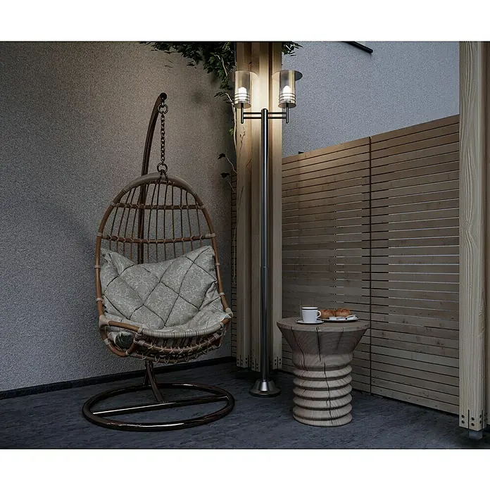 Starlux Silver Star II Kandelaber - 60 W, Farbe Gehäuse: Silber, Ohne Leuchtmittel, Höhe: 220 cm - Einladender Hängekorbsessel mit Kissen und Beistelltisch mit Gebäck, beleuchtet durch eine elegante Stehlampe.