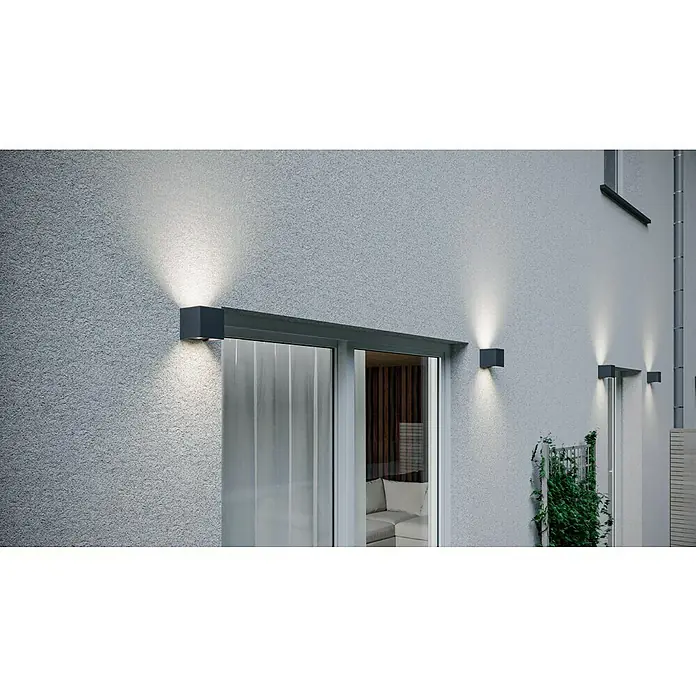 Starlux LED-Außenwandleuchte Umea - 8 W, 10 x 10 x 10 cm, Anthrazit, IP54 - Fassadenansicht mit modernen, würfelförmigen Außenleuchten, die ein warmes Licht ausstrahlen und die Architektur betonen.