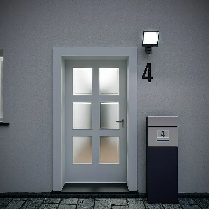 Steinel LED-Außenwandleuchte XLED CAM 1 S anthrazit - 21 W, 16,7 x 21 x 27,5 cm, IP44 - Eine moderne Haustür mit sechs Glaseinsätzen, einer Außenleuchte und einem Briefkasten mit der Hausnummer 4.