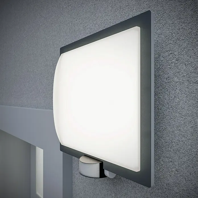Steinel Sensor-Außenleuchte L 20 S anthrazit - 60 W, 8 x 24 x 23 cm, Anthrazit/Weiß, IP44 - Nahaufnahme einer modernen, quadratischen Wandleuchte mit Bewegungssensor, die ein helles, gleichmäßiges Licht ausstrahlt.