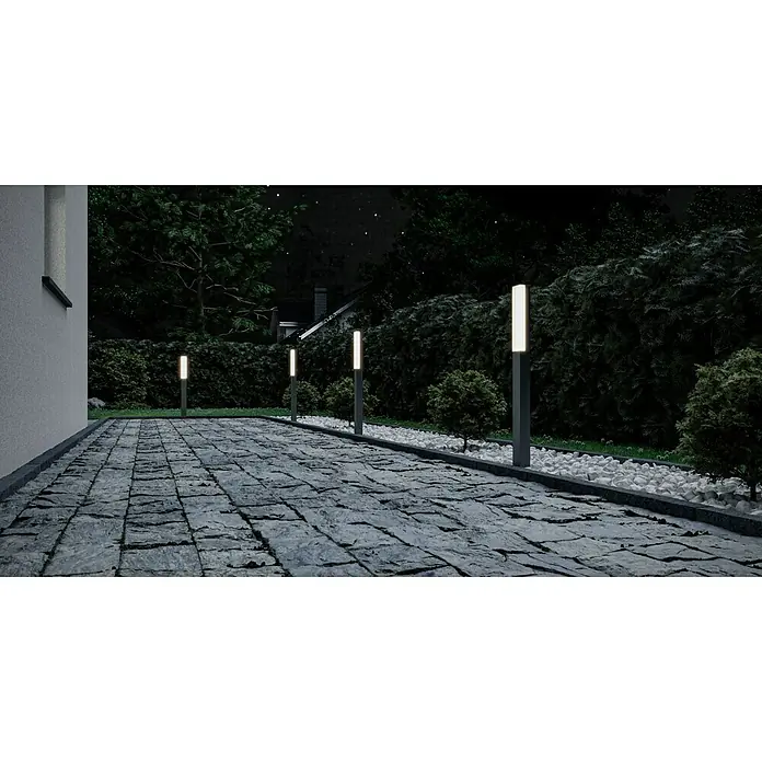 Starlux Laholm Außensockelleuchte - 8 W, Farbe Gehäuse: Dunkelgrau, Warmweiß, 7 x 5,2 x 90 cm, Mit Leuchtmittel - Nachtaufnahme eines beleuchteten Gartenwegs mit modernen Wegeleuchten, umgeben von üppigem Grün.