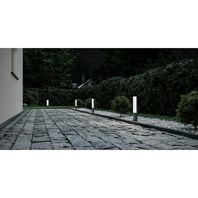 Starlux Laholm Sobremuro exterior - 8 W, Color del marco: Gris oscuro, Blanco cálido, 7 x 5,2 x 50 cm, Con bombillas - Una escena de jardín nocturna con un camino iluminado destacado por modernas balizas que crean un paseo brillante.