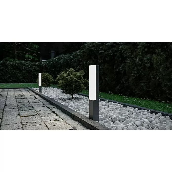 Starlux Laholm Sobremuro exterior - 8 W, Color del marco: Gris oscuro, Blanco cálido, 7 x 5,2 x 50 cm, Con bombillas - Moderna baliza gris oscuro que ilumina un sendero de piedra y guijarros blancos por la noche.