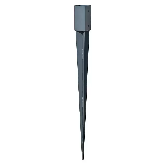 Einschlagbodenhülse - 900 x 71 x 71 mm - Grauer Metall-Pfostenträger mit quadratischem Aufsatz und spitzem Erdspieß zur Bodenbefestigung.
