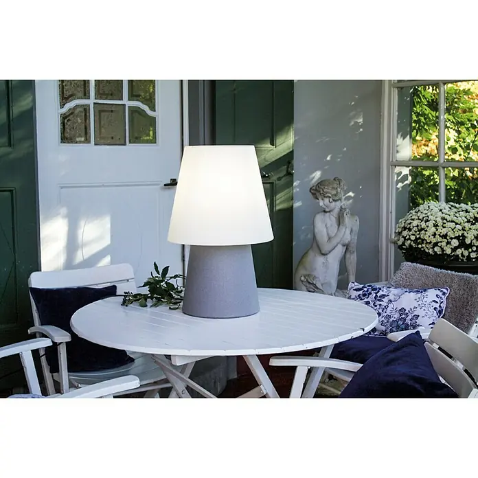 8 Seasons Design No. 1 Dekoleuchte - 9 W, Grau, Weiß, L x B x H: 39 x 39 x 60 cm - Elegante graue Tischleuchte mit weißem Lampenschirm auf einem Gartentisch. Die perfekte Beleuchtung für entspannte Abende im Freien.