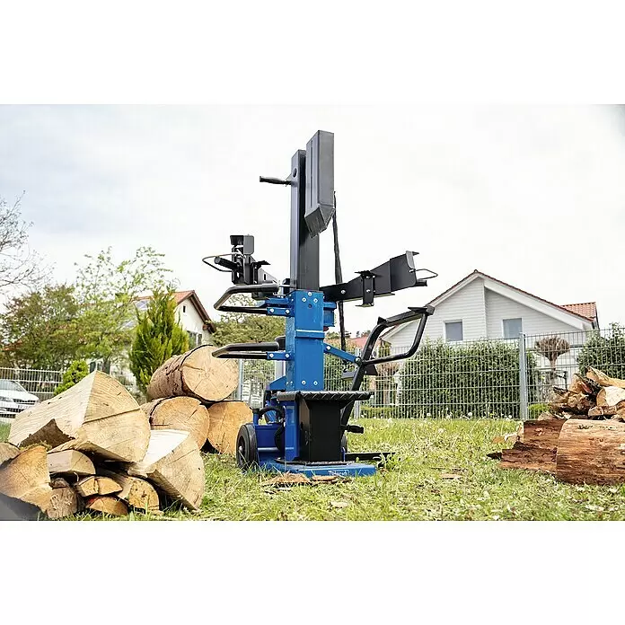 Scheppach Holzspalter Compact 15T - 15 t, Max. Spaltgutlänge: 107 cm - Blauer und schwarzer vertikaler Holzspalter, zum Spalten von Holzscheiten in Brennholz, neben einem Stapel geschnittenem Holz stehend.
