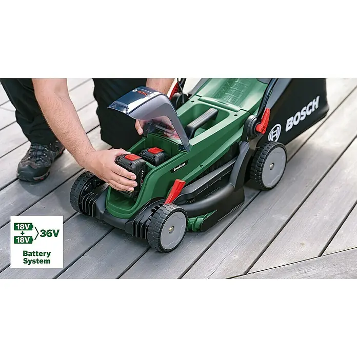 Bosch Power for All 18V Akku-Rasenmäher UniversalRotak 2x18V-37-550 - 18 V, Ohne Akku, Schnittbreite: 37 cm - Eine Person setzt einen Akku in einen grünen Bosch Akku-Rasenmäher. Das Gerät ist mit einem 36V-Akkusystem ausgestattet.