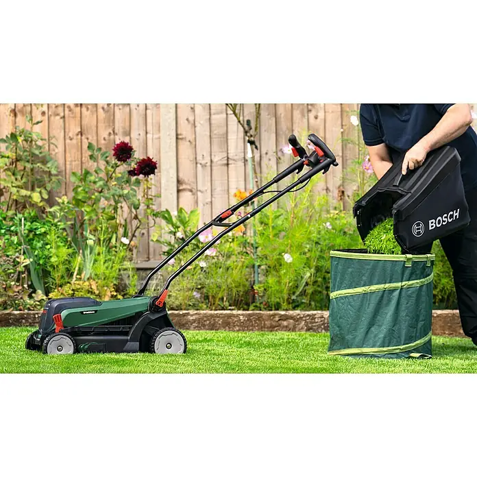 Bosch Power for All 18V Akku-Rasenmäher UniversalRotak 2x18V-37-550 - 18 V, Ohne Akku, Schnittbreite: 37 cm - Ein grüner Bosch Rasenmäher, der Gras in einen grünen Behälter entleert. Perfekt für einen gepflegten Garten.
