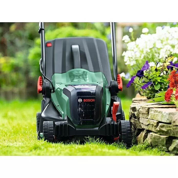 Bosch Power for All 18V Akku-Rasenmäher UniversalRotak 2x18V-37-550 - 18 V, Ohne Akku, Schnittbreite: 37 cm - Grüner und schwarzer Bosch Rasenmäher auf grünem Gras in einem Garten.