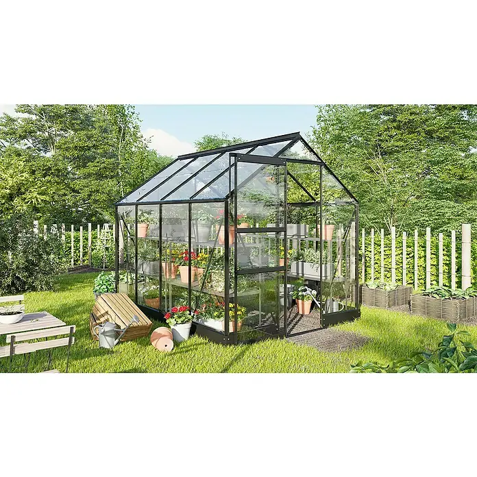 Vitavia Gewächshaus Eris 5000 - Außenmaß inkl. Dachüberstand (B x T): 195 x 261 cm, Material Seitenwand: Glas, 3 mm, Schwarz - Ein Gewächshaus voller Pflanzen steht im Garten, umgeben von Grün. Das Gewächshaus ist aus Glas und Metall gefertigt und bietet Platz für viele Pflanzen.