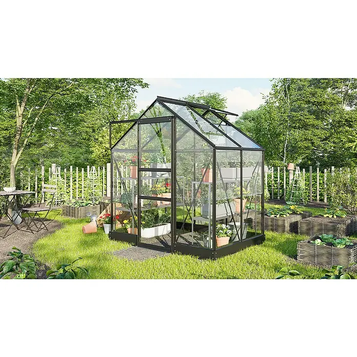 Vitavia Gewächshaus Eris 2500 - Außenmaß inkl. Dachüberstand (B x T): 23 x 136,6 cm, Material Seitenwand: Glas, 3 mm, Schwarz - Das Bild zeigt ein Gewächshaus mit Pflanzen darin, das sich in einem Garten mit Rasen und verschiedenen Pflanzen und Bäumen befindet.