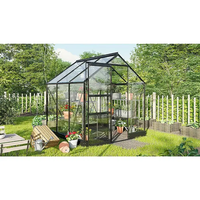Vitavia Gewächshaus Eris 3800 - Außenmaß inkl. Dachüberstand (B x T): 23 x 198,8 cm, Material Seitenwand: Glas, 3 mm, Schwarz - Gewächshaus mit Pflanzen und Gartenzubehör. Das Gewächshaus steht in einem Garten mit Rasen, Blumen und Bäumen.