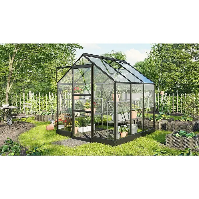 Vitavia Gewächshaus Eris 3800 - Außenmaß inkl. Dachüberstand (B x T): 23 x 198,8 cm, Material Seitenwand: Glas, 3 mm, Schwarz - Ein geräumiges Gewächshaus mit Regalen voller Pflanzen und Blumen in einem grünen Garten. Das Gewächshaus ist aus Glas und dunklem Metall.