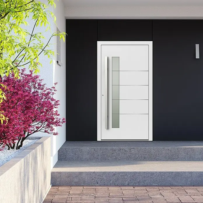 Gerda Haustür Altus Kyoto110 x 210 cm, DIN Anschlag: Links, Verkehrsweiß, Details in Edelstahl - Modernes, weißes Haustürdesign mit klaren Linien und einem vertikalen Glaselement. Akzentuiert durch dunkle Wand und üppige Bepflanzung.