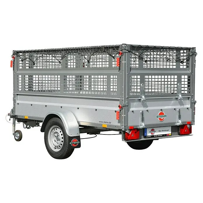 Stema Anhänger Basic STL 1300-25-13.1 mit Gitteraufsatz - Nutzlast: 960 kg, Gebremst - Abbildung eines STEMA-Anhängers mit Gitteraufsatz und schwarzem Netz zur Ladungssicherung, ideal für vielfältige Transportaufgaben.