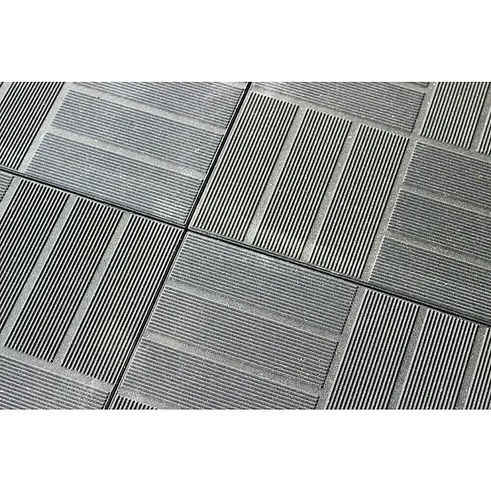 Klickfliese Mixtile - WPC, 40 x 40 x 4,5 cm, Anthrazit, 1 Stk. - Nahaufnahme von strukturierten, anthrazitfarbenen Terrassenfliesen. Die gerillte Oberfläche bietet Halt und ist ein modernes Gestaltungselement für Außenbereiche.