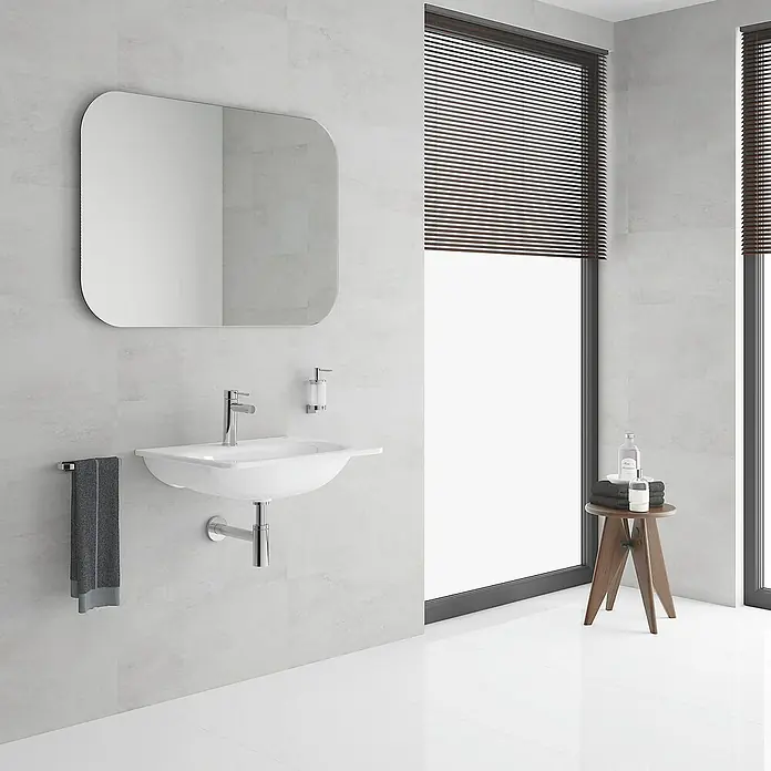 Grohe Essence New Waschtischarmatur S-Size - Höhe: 17,4 cm, Chrom, Glänzend - Elegantes Badezimmer-Interieur mit einem modernen Waschbecken, einem stilvollen Spiegel und einem Holzhocker für Accessoires.