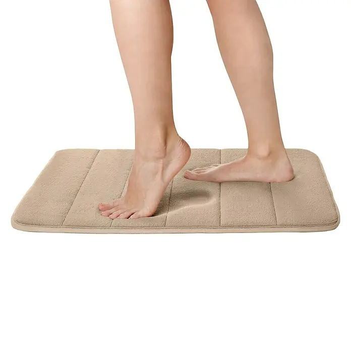 Tatay Alfombra de baño Nuvola - 60 x 40 cm, Poliéster, Beige - Alfombra de baño beige de espuma viscoelástica con dos pies encima, ideal para mayor comodidad y absorción.