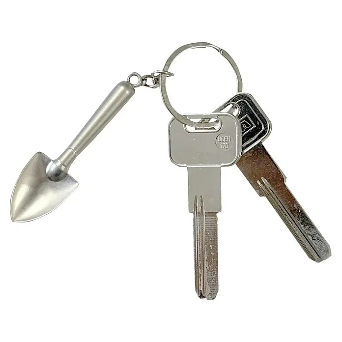 Llavero Pala - Metal - Llavero con pala y dos llaves en el anillo, ideal para amantes de la jardinería y la organización práctica.