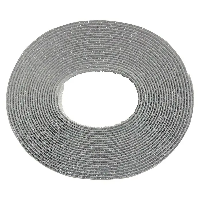 Cinta para mosquitera de recambio - Largo: 5,6 m, Blanco - Primer plano de un rollo de velcro sobre una superficie negra. El velcro está enrollado y forma un agujero en el centro.